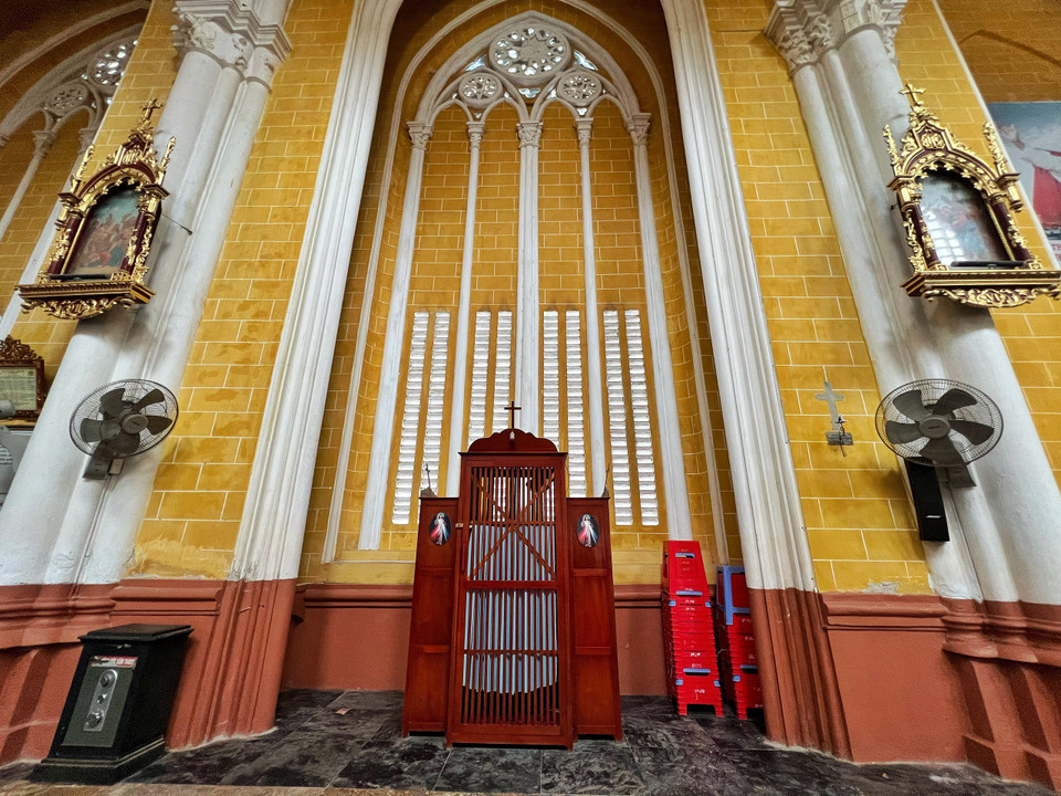 Với lịch sử lâu đời và lối kiến trúc cổ kính, năm 2008 tòa thánh Vatican ký sắc lệnh phong nhà thờ Phú Nhai lên tiểu Vương cung Thánh đường, trở thành một trong 4 nhà thờ Việt Nam được công nhận là tiểu Vương cung Thánh đường.. (Ảnh: Mai Mai/Vietnam+)