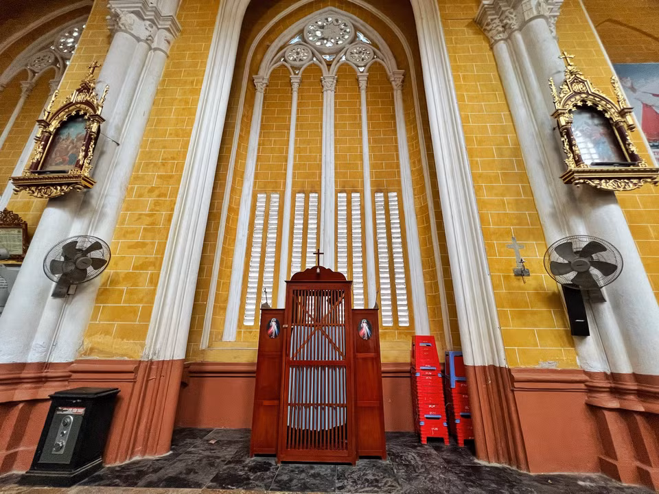 Với lịch sử lâu đời và lối kiến trúc cổ kính, năm 2008 tòa thánh Vatican ký sắc lệnh phong nhà thờ Phú Nhai lên tiểu Vương cung Thánh đường, trở thành một trong 4 nhà thờ Việt Nam được công nhận là tiểu Vương cung Thánh đường.. (Ảnh: Mai Mai/Vietnam+)
