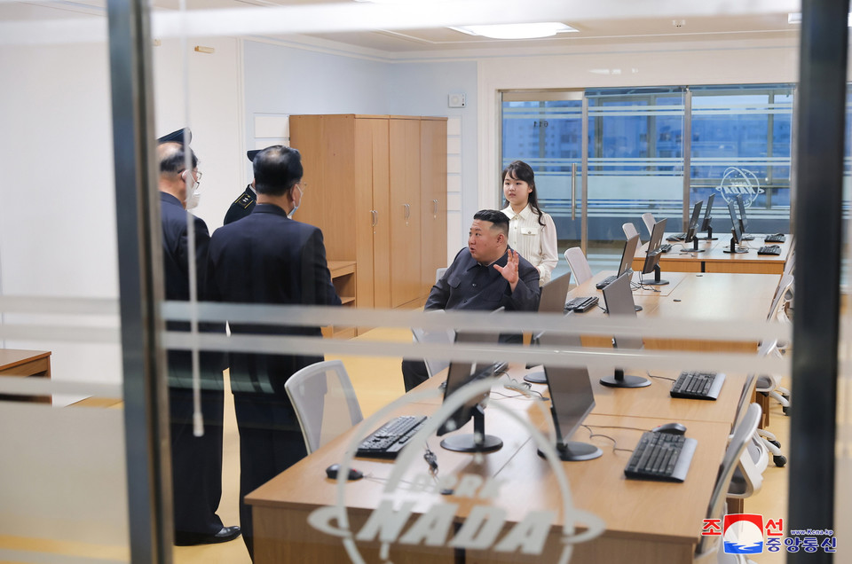 Động thái của nhà lãnh đạo Triều Tiên diễn ra chỉ vài ngày sau khi nước này phóng thử một tên lửa đạn đạo liên lục địa nhiên liệu rắn mới, vũ khí được cho là sẽ tăng cường sức mạnh cho quân đội Bình Nhưỡng và hỗ trợ các vụ phóng tên lửa bất ngờ sắp tới. (Nguồn: KCNA)