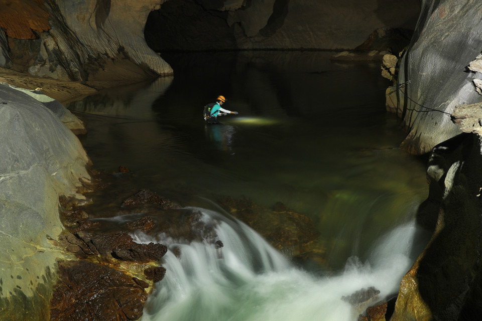 Không chỉ chèo cao trên những tảng đá trơn, H'Hen Niê còn phải bơi qua những dòng suối ngầm. (Ảnh: Hải An/Vietnam+)