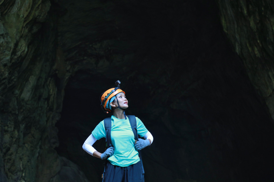 'Càng vào sâu khung cảnh càng kỳ vỹ với muôn vàn thạch nhũ kỳ ảo. Ngay khi bước xuống thềm trong lòng hang, vẻ hùng vỹ và kích thước khổng lồ của Hang Sơn Đoòng khiến tôi không thốt nên lời. Những cột nhũ khổng lồ cao hàng chục mét, những dốc cao hay lòng suối ngầm lởm chởm đá kỳ bí.' (Ảnh: Hải An/Vietnam+)