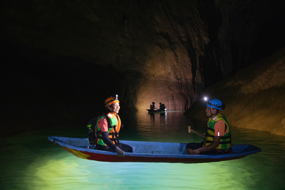 'Đây thật sự là một trải nghiệm rất đặc biệt tron đời đôi, chuyến đi khiến tôi hạnh phúc ngập tràn khi được chạm vào hang động lớn nhất thế giới. Nhân đây tôi cũng muốn gửi thông điệp đến mọi người rằng: Nếu bạn yêu thiên nhiên, thích khám phá thì thử đặt chân một lần đến hang Sơn Đoòng để cảm nhận được vẻ đẹp hùng vỹ mà tạo hóa đã ban tặng cho đất nước chúng ta. Chuyến đi sẽ giúp bạn tự hào hơn về Việt Nam, hiểu hơn sự phong phú về địa chất, địa mạo của đất nước và nó khiến bạn càng thêm ý thức bảo vệ môi trường.' (Ảnh: Hải An/Vietnam+)