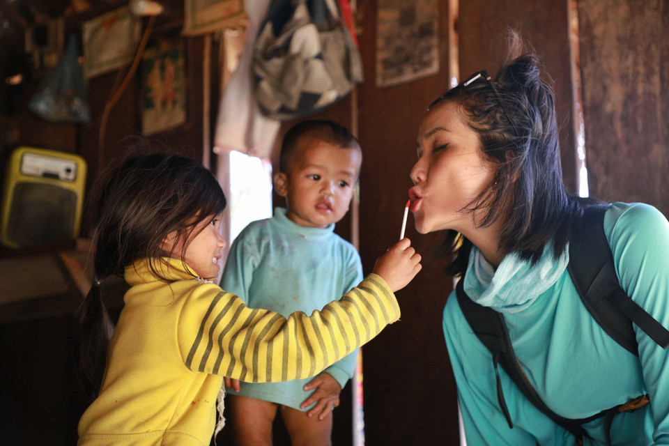 Hoa hậu là 'bình hoa di động,' chỉ làm những việc nhẹ nhàng, chụp hình trong studio hay chỉ biết thả dáng trên sàn diễn thời trang… Nhiều người thường quan niệm vậy. Điều đó có lẽ đúng với số đông, ngoại trừ H’Hen Niê - Hoa Hậu Hoàn Vũ Việt Nam 2017, top 5 Miss Universe 2018. (Ảnh: Hải An/Vietnam+)