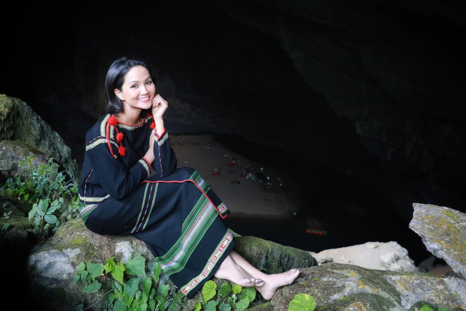 H'Hen Niê đã diện trang phục dân tộc mình ngay ở điểm hạ trại. (Ảnh: Hải An/Vietnam+)