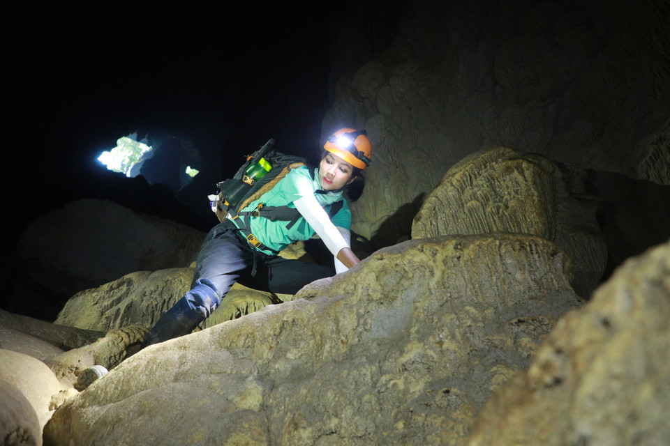 Những hốc đá hẹp hơn rất nhiều, có nhiều đoạn H'Hen phải ép người, nằm sát để bò qua. Đoạn này chỉ cần xơ xểnh một chút thôi cũng là thảm họa ngay lập tức. (Ảnh: Hải An/Vietnam+)