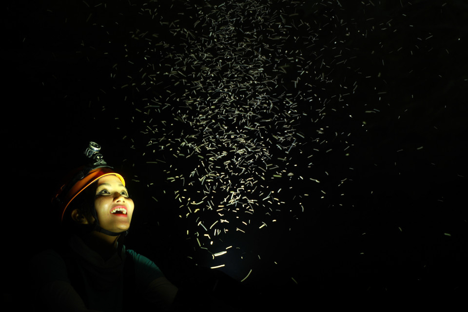 H'Hen Niê thích thú với 'những ánh sao đêm' trong lòng hang. (Ảnh: Hải An/Vietnam+)