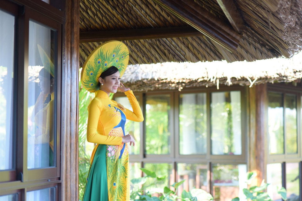 Các thí sinh phô diễn đường cong trong những bộ áo dài rực rỡ. (Ảnh: BTC)