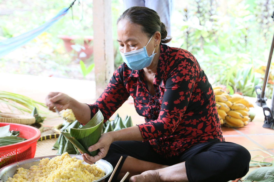  Cộng đồng cư dân Cồn Sơn gói bánh tặng các chốt kiểm soát phòng, chống dịch COVID-19. (Ảnh: Ánh Tuyết/TTXVN)