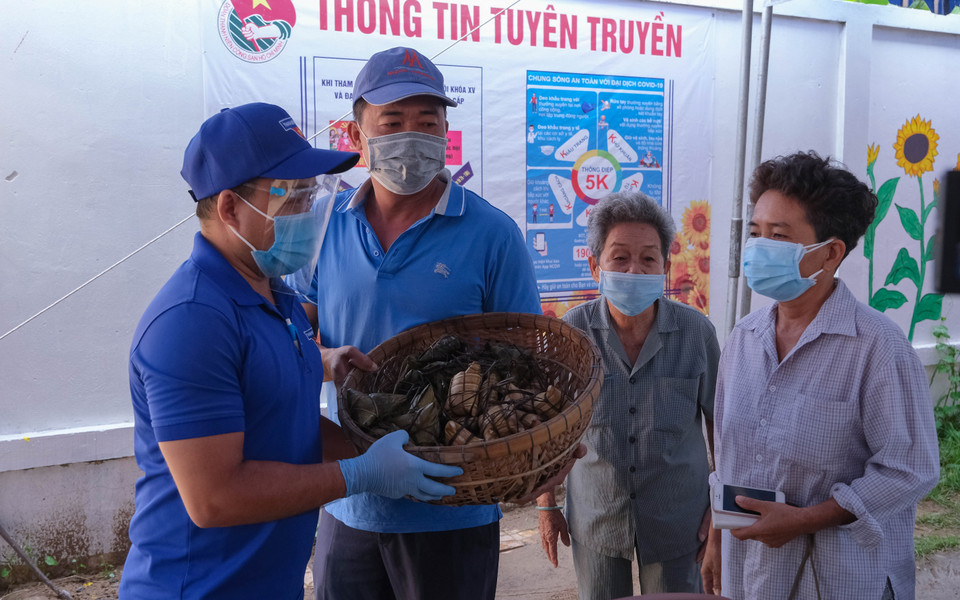 Tặng bánh cho lực lượng tuyến đầu phòng, chống dịch COVID-19 trên địa bàn thành phố Cần Thơ. (Ảnh: Ánh Tuyết/TTXVN)