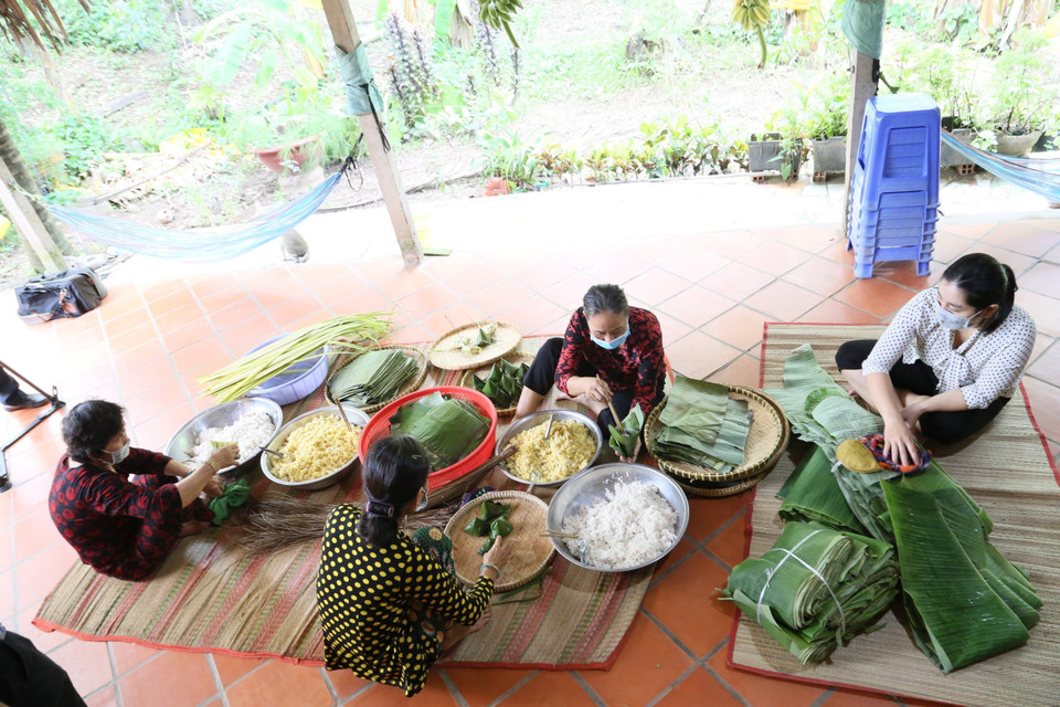Cộng đồng cư dân Cồn Sơn gói bánh tặng các chốt kiểm soát phòng, chống dịch COVID-19. (Ảnh: Ánh Tuyết/TTXVN)