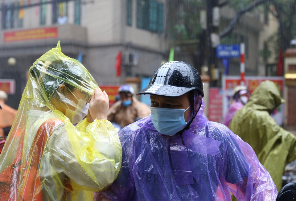 Các thí sinh dự ngày thi thứ 2 trong điều kiện thời tiết mưa to ngay từ đầu giờ sáng. (Ảnh: Hoàng Hiếu/TTXVN)