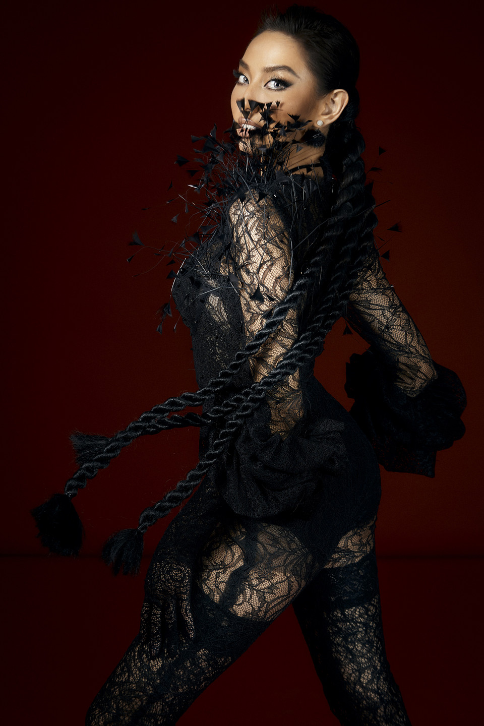 Hiện tại, cô đang chuẩn bị trang phục dự thi cho những đêm thi chính cũng như các phần thi khác như quốc phục và các hoạt động đồng hành. (Ảnh: CTV/Vietnam+)