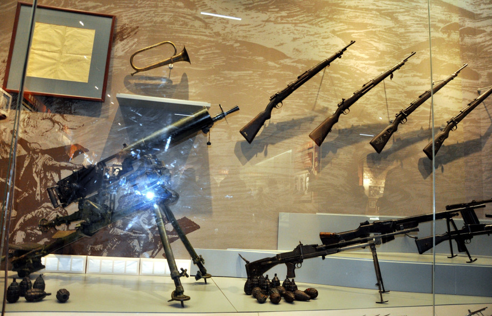 Vũ khí Hồng quân Trung ương sử dụng trong cuộc Trường Chinh được trưng bày tại Bảo tàng Di chỉ Hội nghị Tuân Nghĩa. (Ảnh: Vĩnh Hà/TTXVN)