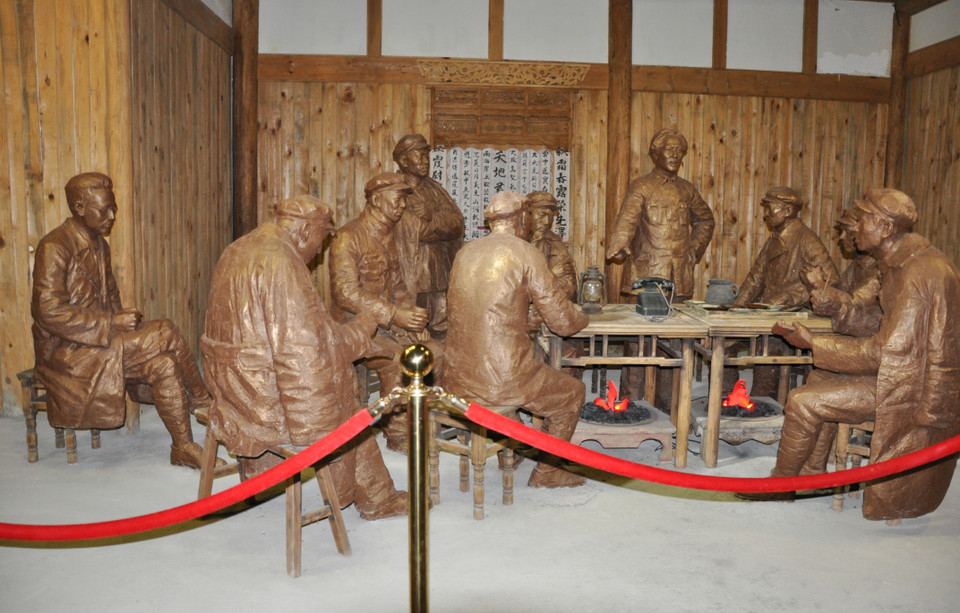 Phục dựng khung cảnh Hội nghị Cẩu Bá (thuộc thị trấn Phong Hương, thành phố Tuân Nghĩa, Quý Châu), một hội nghị tương đối quan trọng trong cuộc trường chinh. (Ảnh: Vĩnh Hà/TTXVN)