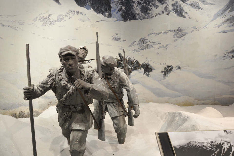 Bức tranh mô tả cảnh Hồng quân vượt qua dãy Đại Tuyết Sơn, được trưng bày tại Bảo tàng Di chỉ chiến đấu Lâu Sơn Quan của Hồng quân Trung Quốc. (Ảnh: Vĩnh Hà/TTXVN)