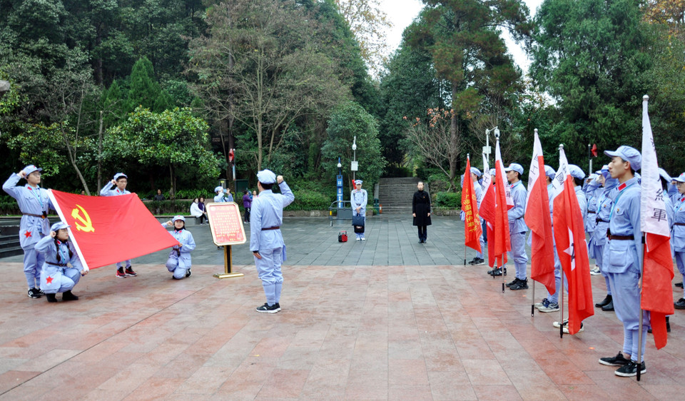 Lễ kết nạp Đảng viên mới của Lớp thạc sỹ Tâm lý học khóa 2018, trường Đại học Tây Nam tại Trùng Khánh, Tứ Xuyên được tổ chức tại Khu tưởng niệm liệt sỹ Hồng quân trong cuộc trường chinh, tại Tuân Nghĩa, Quý Châu. (Ảnh: Vĩnh Hà/TTXVN)