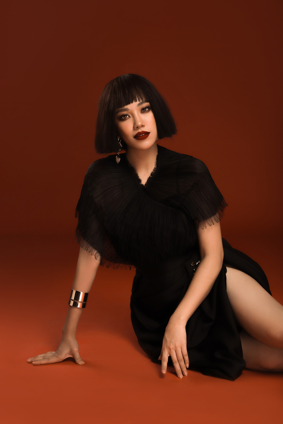 Dù chỉ là tóc giả nhưng khi stylist đội lên đầu, Kim Duyên cho biết cô suýt khóc vì ‘trông mình lạ quá.’ (Ảnh: Nguyễn Du/Vietnam+)