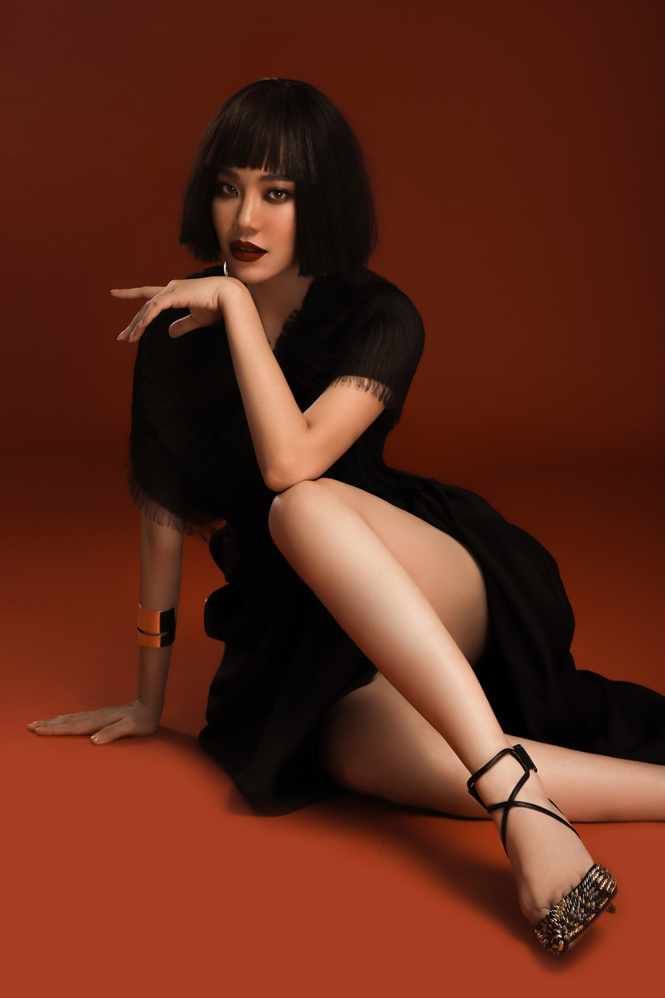 Bí quyết của cô là thường xuyên dưỡng tóc bằng các hương liệu tự nhiên, như bồ kết. (Ảnh: Nguyễn Du/Vietnam+)