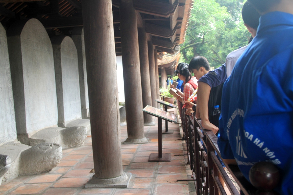 Khi các "cụ rùa" bị quây kín, cũng không mấy sỹ tử còn mặn mà ở khu vực bia Văn Miếu. (Ảnh: Xuân Mai/Vietnam+)