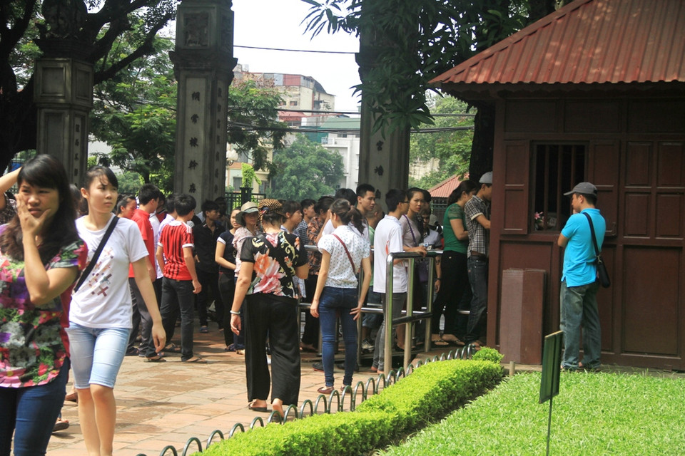 Hàng dài sỹ tử xếp hàng mua vé vào Văn Miếu. (Ảnh: Xuân Mai/Vietnam+)