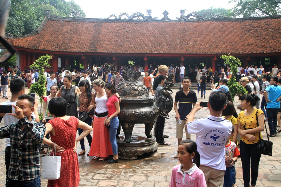 Cả không gian Văn Miếu kín người. (Ảnh: Xuân Mai/Vietnam+)