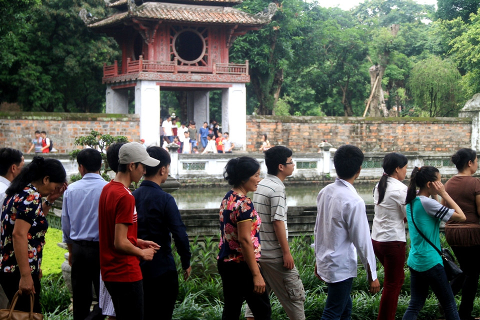 Dòng thí sinh và phụ huynh nối dài. (Ảnh: Xuân Mai/Vietnam+)