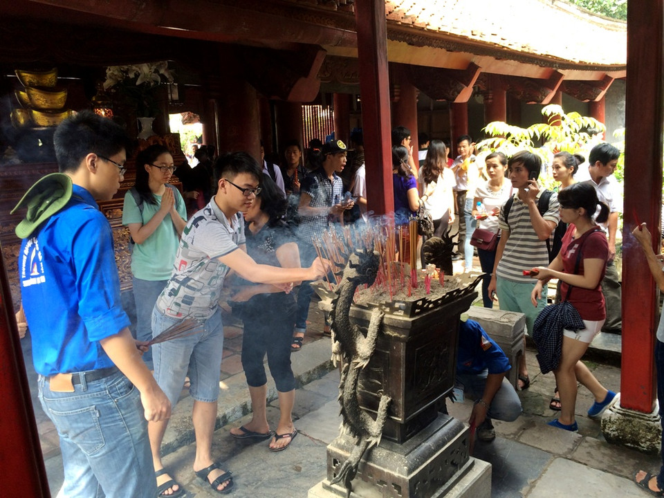 Thắp hương cầu may. (Ảnh: Xuân Mai/Vietnam+)