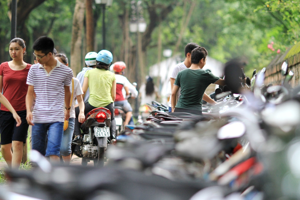 Cả khoảng sân rộng cạnh Văn Miếu chật kín xe. (Ảnh: Xuân Mai/Vietnam+)