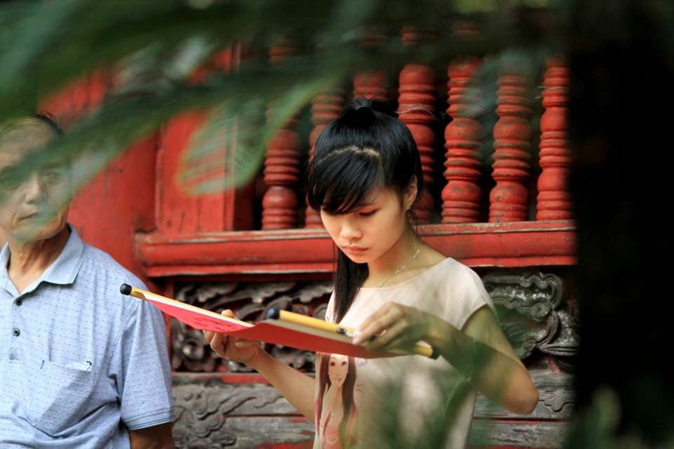 Đa phần các sỹ tử đều xin chữ "Trí" để có trí tuệ tốt trước kỳ thi. (Ảnh: Xuân Mai/Vietnam+)