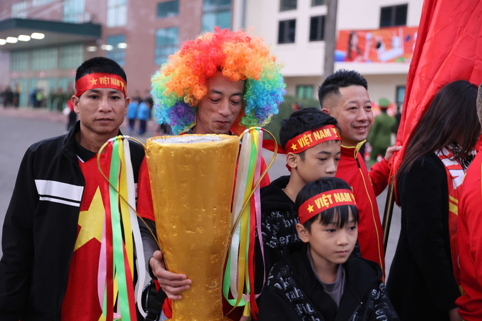Các cổ động viên hy vọng "cái duyên" khi thi đấu tại sân Việt Trì sẽ giúp tuyển Việt Nam đánh bại Indonesia ở lần đối đầu thứ 4 trong năm 2024. (Ảnh: Hoài Nam/Vietnam+)