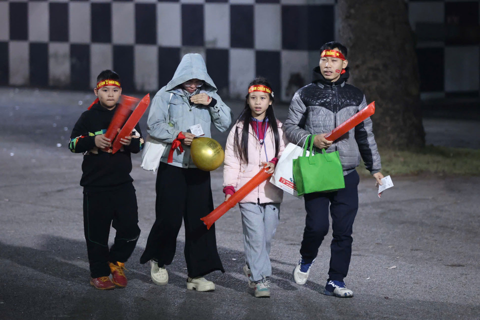 Những cổ động viên nhí theo chân gia đình đến "tiếp sức" cho Đội tuyển Việt Nam. (Ảnh: Hoài Nam/Vietnam+)