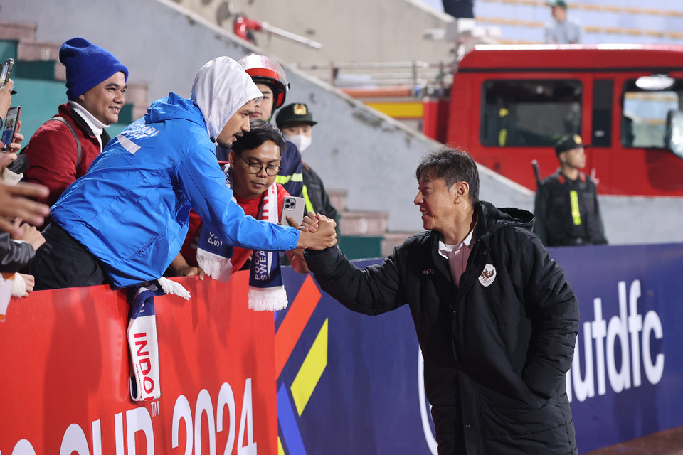 Các cổ động viên Indonesia tại sân Việt Trì động viên huấn luyện viên Shin Tae-yong sau thất bại. (Ảnh: Hoài Nam/Vietnam+)