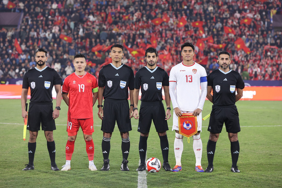 Tối 15/12, Đội tuyển Việt Nam (áo đỏ) tiếp đón đối thủ Indonesia trong trận đấu thuộc khuôn khổ bảng B Giải ASEAN Cup (AFF Cup) 2024 trên Sân vận động Việt Trì (Phú Thọ). (Ảnh: Hoài Nam/Vietnam+)