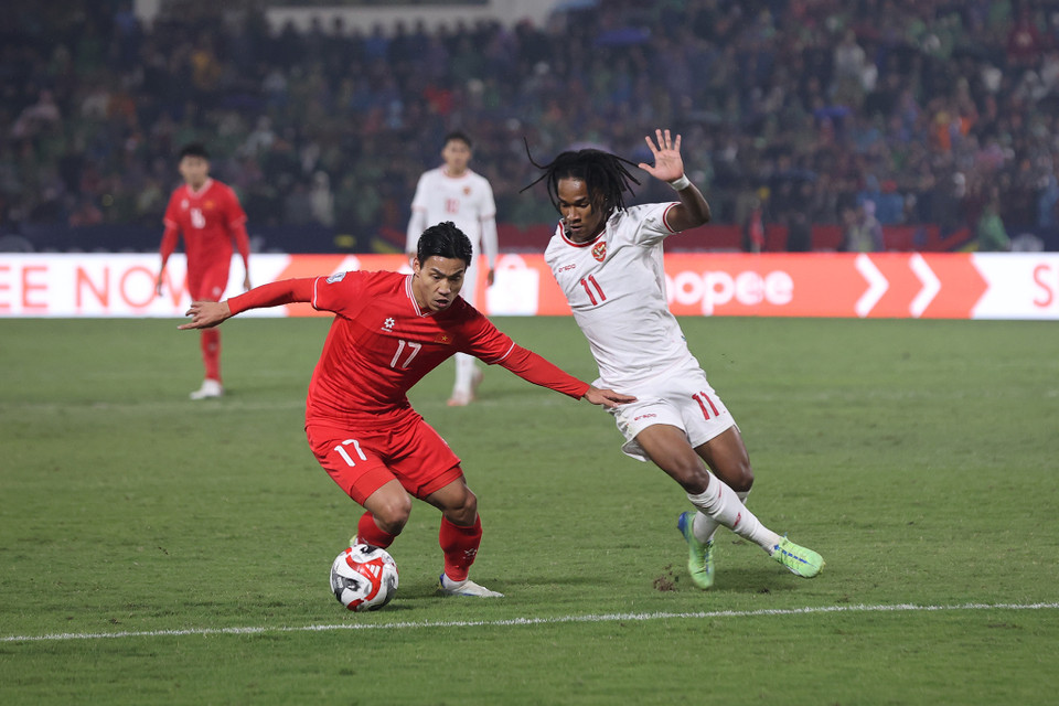 Những phút cuối, Indonesia nỗ lực lên bóng nhằm tìm kiếm bàn gỡ hòa. Tuy nhiên, thể lực của các cầu thủ bị bào mòn khiến đoàn quân của huấn luyện viên Shin Tae-yong không thể lật ngược thế cờ. (Ảnh: Hoài Nam/Vietnam+)