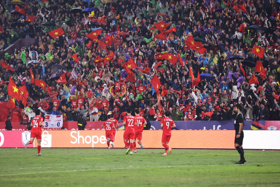 Khán đài Sân vận động Việt Trì bùng nổ sau bàn thắng của thủ quân Đội tuyển Việt Nam. (Ảnh: Hoài Nam/Vietnam+)