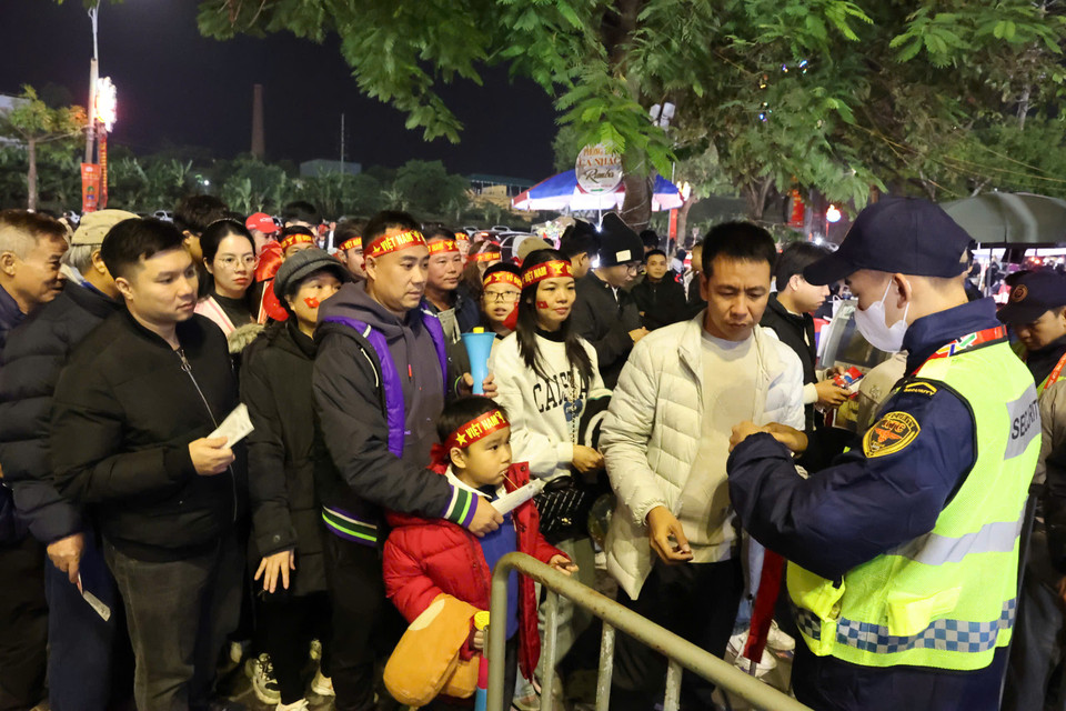 Càng gần đến giờ thi đấu, không khí tại sân Việt Trì càng "nóng" hơn. (Ảnh: Hoài Nam/Vietnam+)