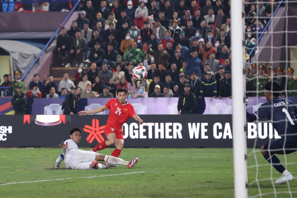 Pha dứt điểm thiếu chính xác của tiền vệ Hai Long. (Ảnh: Hoài Nam/Vietnam+)