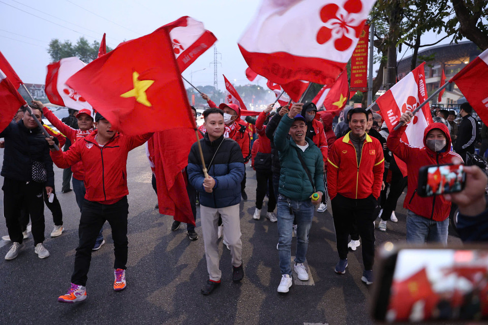 Từ khoảng 18 giờ (2 tiếng trước khi bắt đầu trận đấu), nhiều cổ động viên đã có mặt bên ngoài sân vận động để khuấy động bầu không khí. (Ảnh: Hoài Nam/Vietnam+)