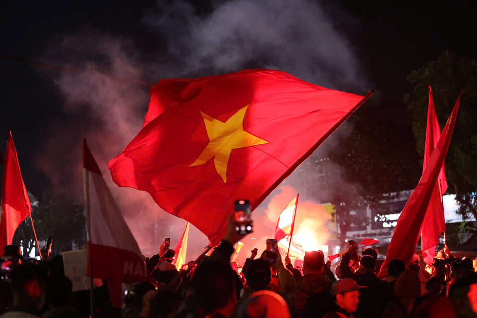 Chiều tối 15/12, rất đông cổ động viên đã đến Sân vận động Việt Trì (Phú Thọ) để cổ vũ Đội tuyển Việt Nam trong trận đấu gặp Indonesia tại AFF Cup 2024. (Ảnh: Hoài Nam/Vietnam+)