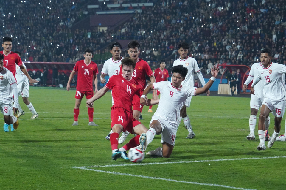 Nỗ lực dứt điểm của tiền vệ Hoàng Đức không vượt qua được sự truy cản của hậu vệ bên phía Indonesia. (Ảnh: Việt Anh/Vietnam+)