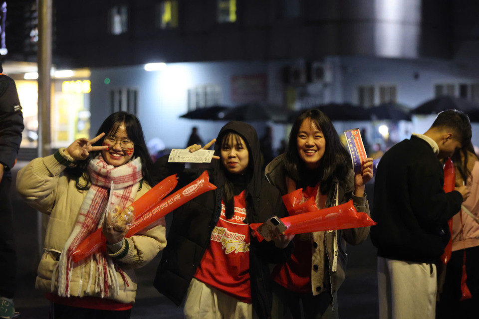 Những "bóng hồng" xinh đẹp bên ngoài sân vận động. (Ảnh: Hoài Nam/Vietnam+)