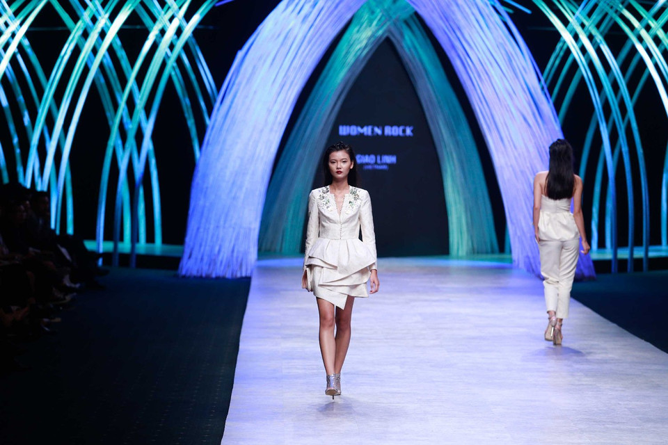 Nhà thiết kế Hà Thành gây ấn tượng với khán giả khi kết hợp phong cách cổ điển châu Âu và nghệ thuật khảm trai thủ công của Việt Nam. (Ảnh: BTC)