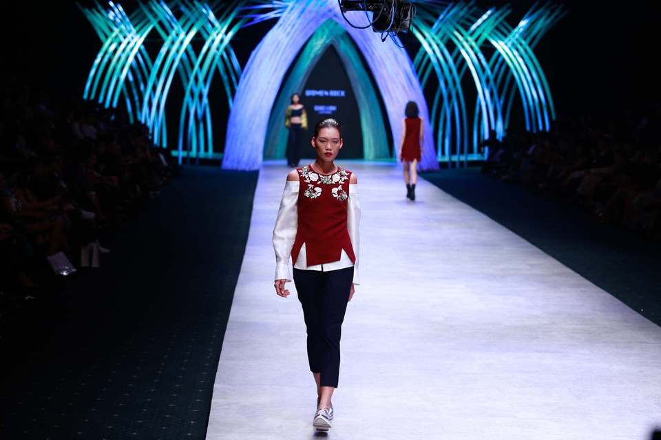 Mỗi chi tiết trên trang phục, được mài dũa cẩn thận qua nhiều công đoạn để đạt độ mềm mại và độ bóng đẹp cho vỏ ngọc trai... (Ảnh: BTC)