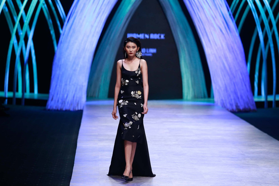 ...mà còn mong muốn mỗi cô gái khoác lên những thiết kế của mình luôn tự tin, bản lĩnh... (Ảnh: BTC)