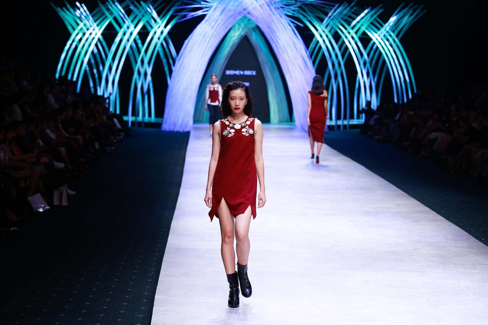 Điểm nhấn của bộ sưu tập là những họa tiết trang trí được khảm bằng khoảng 1.000 viên ngọc trai. (Ảnh: BTC)