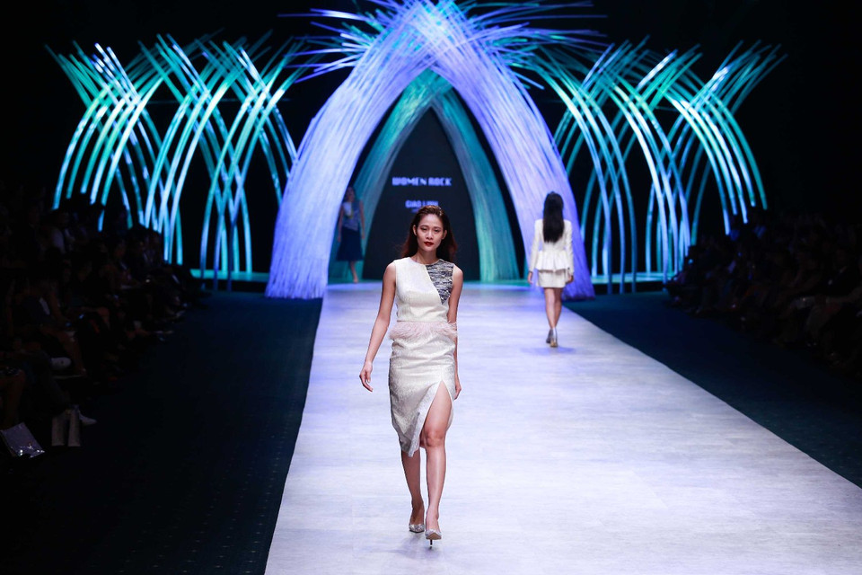 Câu chuyện cổ tích thời bé thơ 'Hansel and Gretal' đã đi theo Giao Linh đến khi trưởng thành và nhà thiết kế ấy đã vẽ tiếp hình ảnh của nhân vật bằng ngôn ngữ thời trang qua bộ sưu tập này. (Ảnh: BTC)