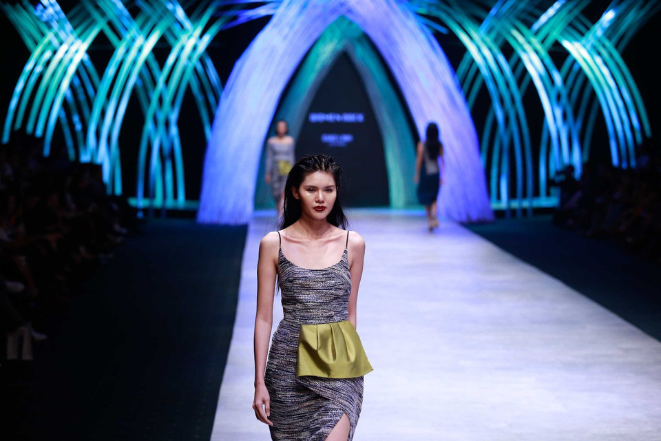 ...trong những thiết kế xếp tầng, và dáng nơ nhưng vẫn toát lên thông điệp nữ quyền đầy ngọt ngào mà không kém phần mạnh mẽ. (Ảnh: BTC)