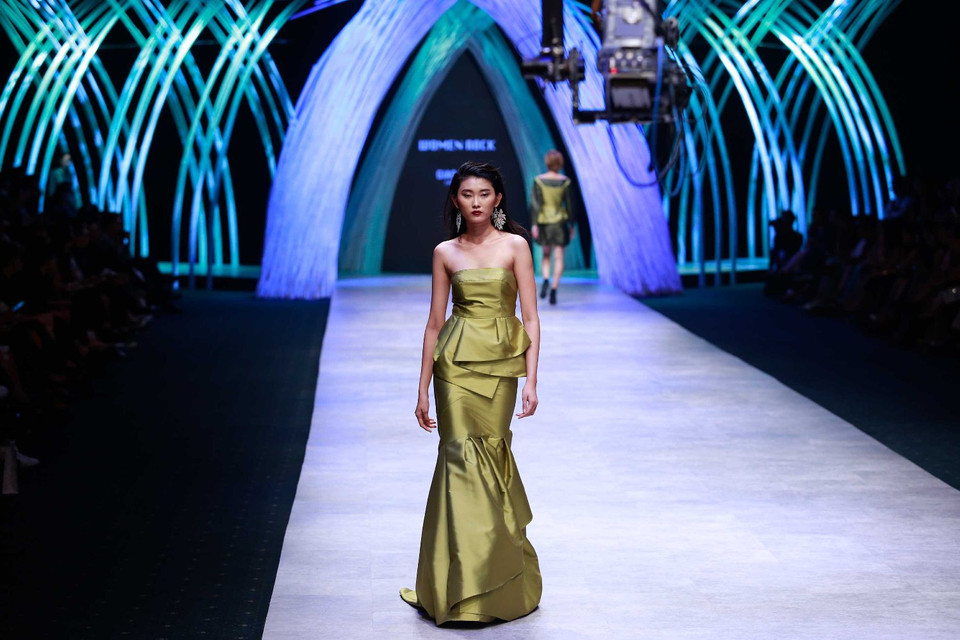 Phom dáng và đường cắt của các thiết kế trong bộ sưu tập này được nhà thiết kế trẻ lấy cảm hứng từ thời kỳ trung cổ... (Ảnh: BTC)