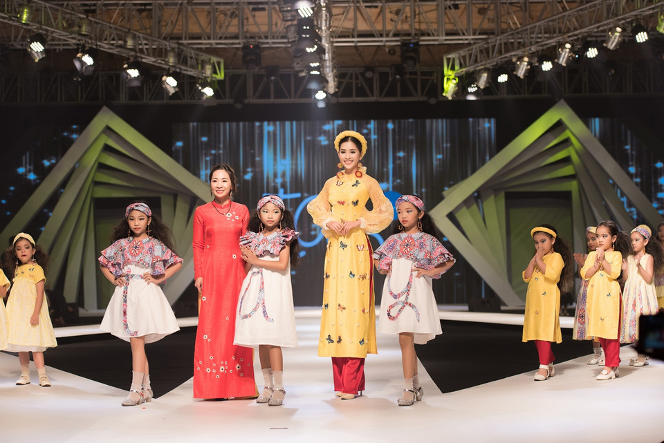 Theo mạch cảm xúc của show diễn, khác với dàn mẫu nhí lạnh lùng, nàng hậu 18 tuổi mang nụ cười rạng rỡ đảm nhiệm vai trò kết thúc bộ sưu tập. (Ảnh: Quang Đức)