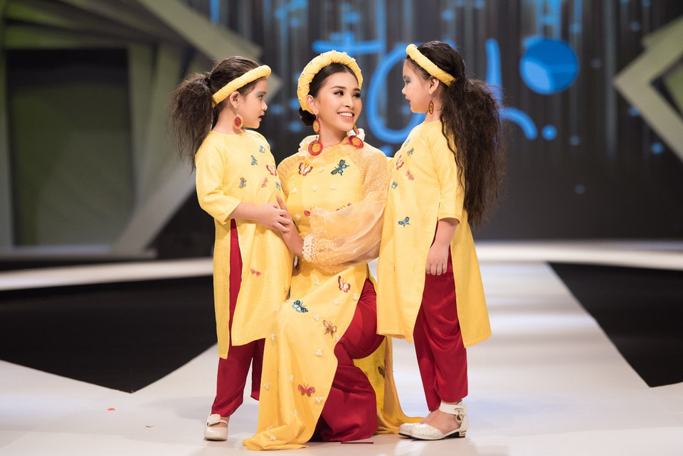  Gương mặt sắc sảo và phong thái của tuổi 18 của Hoa hậu Tiểu Vy đã mang đến nhiều nguồn cảm hứng cho các nhà thiết kế hàng đầu Việt Nam. (Ảnh: Quang Đức)